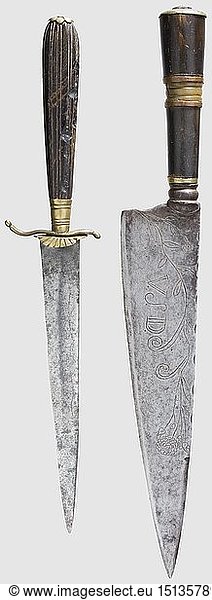 DOLCHE  MESSER UND BESTECKE  Zwei Dolchmesser  SÃ¼deuropa  18. Jhdt. Am RÃ¼cken verschnittene Klinge mit zweischneidiger Spitze. Beidseitig florale Gravur mit Monogramm 'R.B.' bzw. 'V.S.D.'. Messing- und kupferabgesetzter Horngriff. LÃ¤nge 36 cm. Beidseitig leicht gekehlte (etwas narbige) RÃ¼ckenklinge mit zweischneidiger Spitze. Parierstange und Zwinge aus Messing. Etwas durch InsektenfraÃŸ beschÃ¤digter Horngriff. LÃ¤nge 32 5 cm