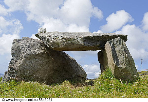 Dolmen  Famine Cottages  Museum  Dingle Halbinsel  County Kerry  Irland  Europa