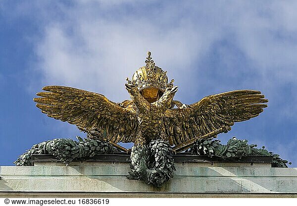 Doppeladler mit Kai?ser?krone auf dem Sims der Neuen Burg in Wien  ?sterreich  Europa | Double-headed eagle of Austria-Hungary on top of the Neue Burg part of the Hofburg imperial palace in Vienna  Austria  Europe.