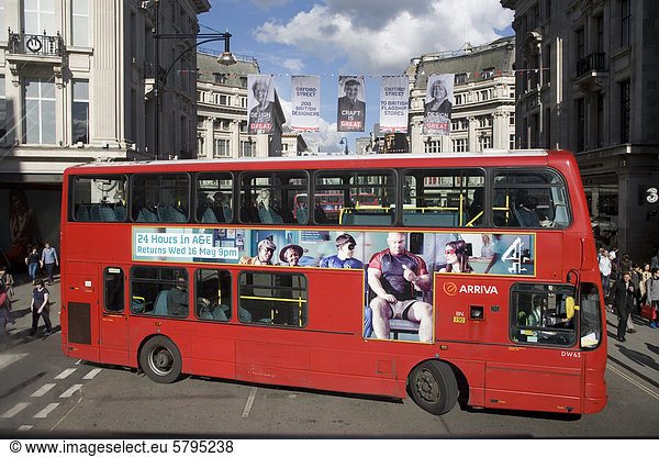 Doppeldeckerbus mit Werbung  London  England  Gro_britannien  Europa