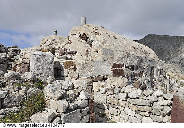Doppelkapelle Agios Stefanos und Agios Theodoros  Ruinenfeld auf dem Berg Messa Vouno  Alt Thira  Santorin  Griechenland