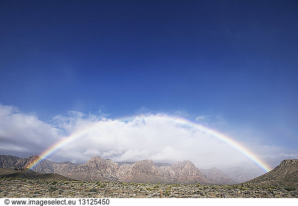 Doppelter Regenbogen über dem nationalen Naturschutzgebiet Red Rock Canyon