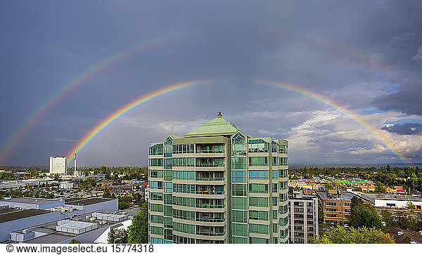Doppelter Regenbogen über einer Stadtlandschaft  Guildford; Surrey  British Columbia  Kanada