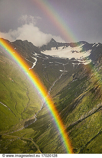 Doppelter Regenbogen in Berglandschaft