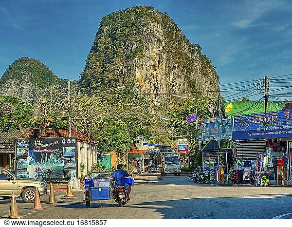Dorf am Hafen von Pak Meng mit Karstformationen  Provinz Trang  Thailand.