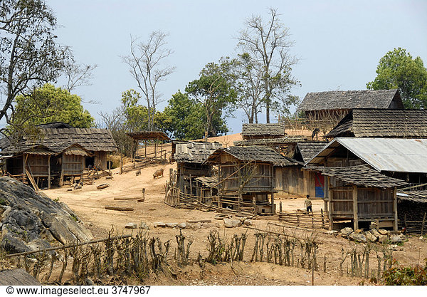Dorf der Hmong Ethnie mit einfachen Hütten aus Holz Ban Phakeo Xieng Khuang Provinz Laos Südostasien