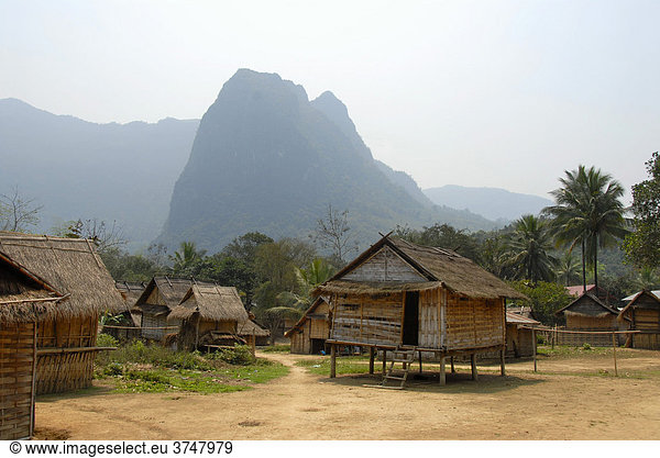 Dorf der Khmu Ethnie aus Bambushütten in Landschaft mit Kegelbergen bei Luang Prabang  Laos  Südostasien