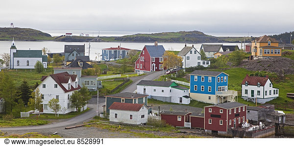 Dorf entlang der Bucht
