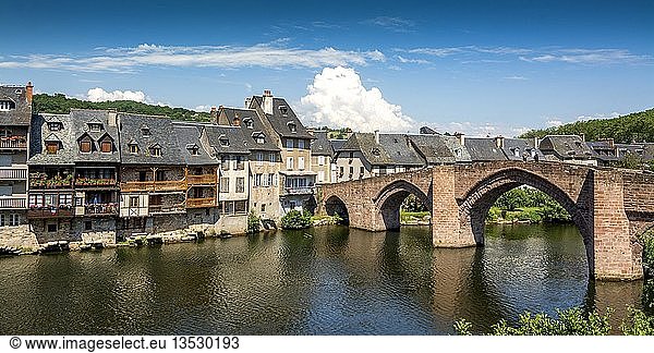 Dorf Espalion,  alte Brücke über den Fluss Lot,  Jakobsweg,  Pilgerweg nach Santiago de Compostela,  Departement Aveyron,  Occitanie,  Frankreich,  Europa