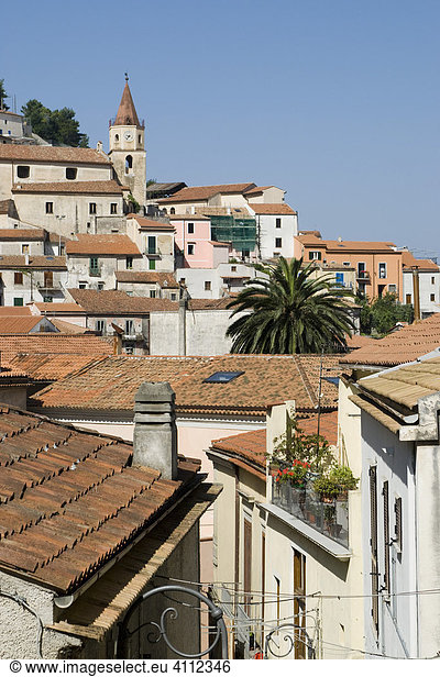Dorf mit Kirchturm  Maratea  Basilikata  Italien