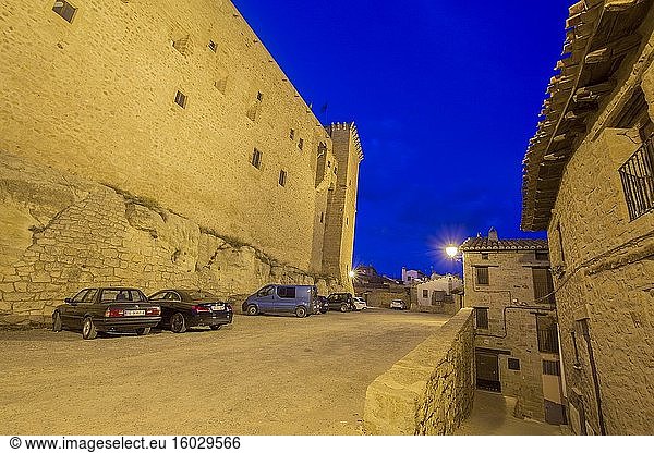 Dorf Mora de Rubielos in der Abenddämmerung Provinz Teruel Spanien Die mittelalterliche Burg.