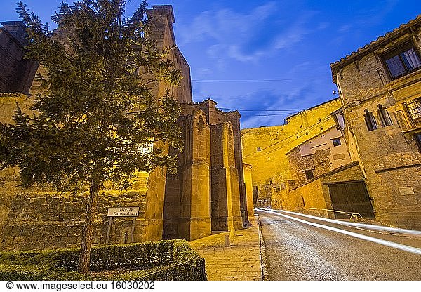 Dorf Mora de Rubielos in der Abenddämmerung Teruel Provinz Spanien Kirche St. Mary.