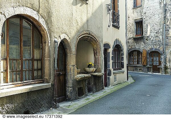 Dorf Saint Amant Tallende  alte Schilder in einer Straße  Departement Puy de Dome  Auvergne-Rhone-Alpes  Frankreich  Europa