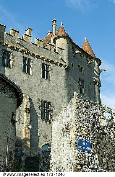 Dorf Saint Amant Tallende  Blick auf das Schloss von Murol in Saint Amant  Departement Puy de Dome  Auvergne-Rhone-Alpes  Frankreich  Europa