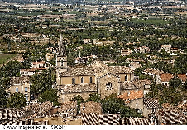 Dorfansicht mit der Kirche église haute  Heiligkreuzkirche  Bonnieux  Provence  Region Provence-Alpes-Côte d`Azur  Frankreich  Europa