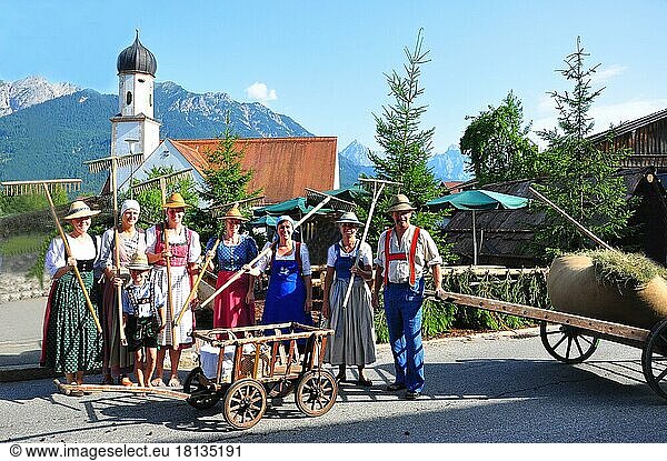Dorffest  nostalgisch  Landfrauen  Mägde  Isartal  Wallgau  Bayern  Deutschland  Europa