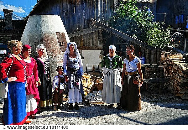 Dorffest  nostalgisch  Minnesaengerinnen  Isartal  Wallgau  Bayern  Deutschland  Europa