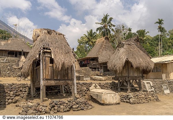 Dorfplatz mit Grab  Schreinen und traditionelle strohgedeckte Holzhäuser  Ngada-Dorf Bena  Bajawa  Flores  Indonesien  Asien