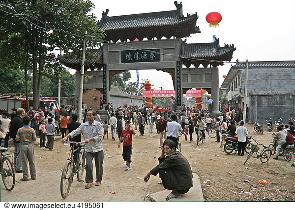 Dorfplatz mit Stadttor in Chenjagou  international Taijiquan Competition  Stadtfest  Henan  China