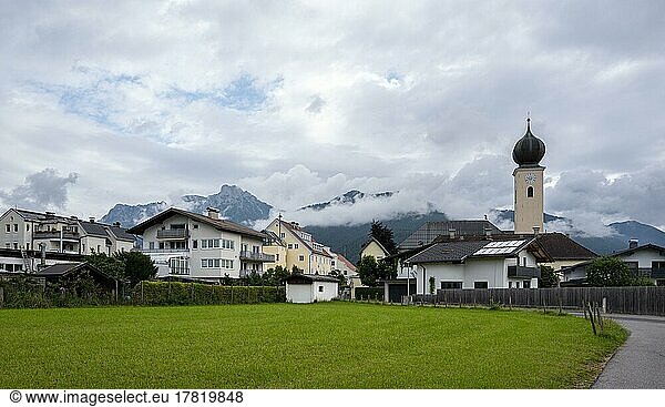 Dorfstraße mit Kirchturm in Reutte  Tirol  Österreich  Europa