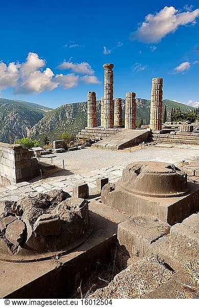 Dorische Säulen des Apollo-Tempels von Delphi und Ruinen der archäologischen Stätte von Delphi,  Delphi,  Griechenland.