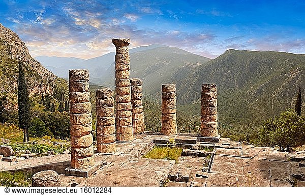 Dorische Säulen des Apollo-Tempels von Delphi und Ruinen der archäologischen Stätte von Delphi  Delphi  Griechenland.