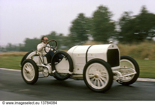 Doug Nye am Steuer des National Motor Museum´s 1908 GP Benz 12 5-Liter-4-Zylinder-Kettenantriebswagen in Goodwood  England 1970er. '