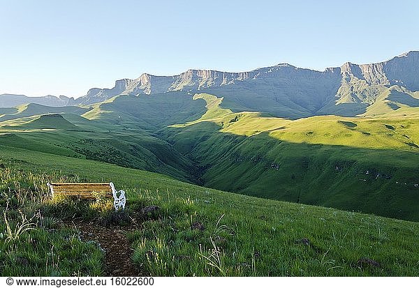 Drakensberg-Szenerie in der Region Cathedral Peak im Ukhahlamba Drakensberg Park. KwaZulu Natal. Südafrika.