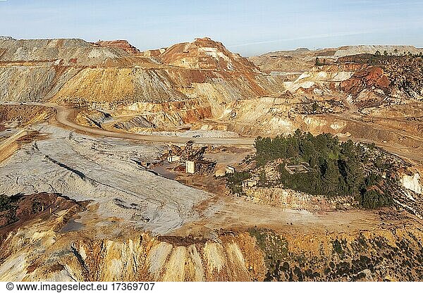 Dramatisch zerklüftete Landschaft mit mineralhaltigem Boden und Gestein in den Minen von Rio Tinto  Luftaufnahme  Drohnenaufnahme  Provinz Huelva  Andalusien  Spanien  Europa