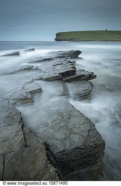 Dramatische Felsvorsprünge an der wilden Westküste von Orkney  Schottland  Vereinigtes Königreich  Europa
