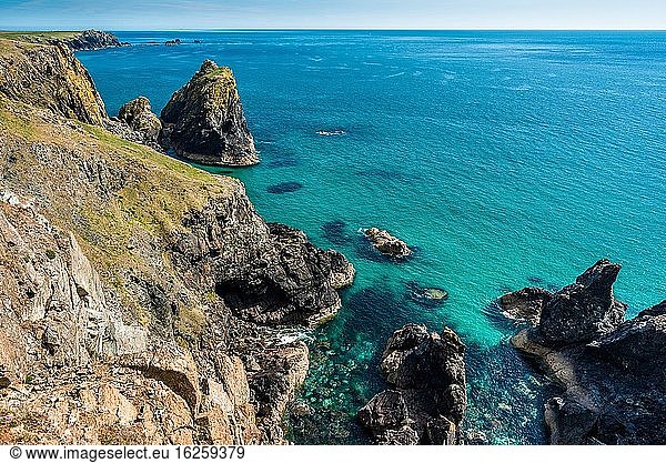Dramatische Landschaft bei Kynance Cove auf der Halbinsel Lizard  Cornwall  England  Vereinigtes Königreich  Europa