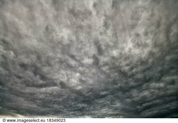 Dramatische  monochrome Gewitterwolken