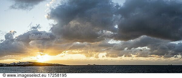 Dramatische Wolkenstimmung am Meer  Sonnenuntergang  Kykladen  Ägäis  Griechenland  Europa