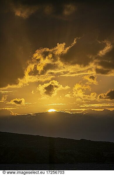 Dramatische Wolkenstimmung  Sonnenuntergang  Kykladen  Ägäis  Griechenland  Europa