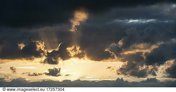 Dramatische Wolkenstimmung  Sonnenuntergang  Kykladen  Ägäis  Griechenland  Europa