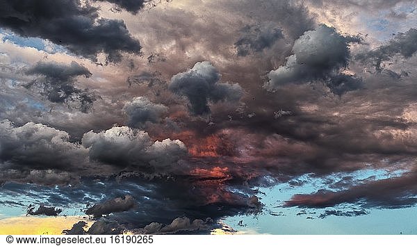 Dramatischer Abendhimmel mit Gewitterwolken  Stuttgart  Baden-Württemberg  Deutschland  Europa