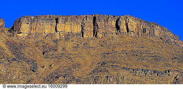 Dramatischer Bergblick vom Tizi N'Tazezert Pfad (Piste) im südlichen Marokko  Afrika.