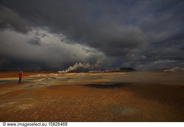 dramatischer Himmel über dem geothermischen Gebiet Namaskard