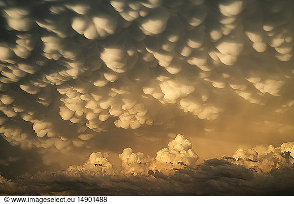Dramatischer Himmel über der Landschaft während einer Sturmjagd im Mittleren Westen der Vereinigten Staaten. Ein Beispiel für eine Mammatus-Wolke; Kansas  Vereinigte Staaten von Amerika