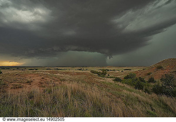 Dramatischer Himmel über der Landschaft während einer Sturmjagd im Mittleren Westen der Vereinigten Staaten; Kansas  Vereinigte Staaten von Amerika