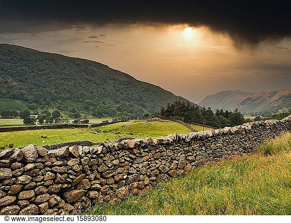 Dramatischer Sonnenuntergang und Trockenmauer  Kirkstone Pass  Lake District National Park  Cumbria  England Der Nationalpark ist ein UNESCO-Weltkulturerbe