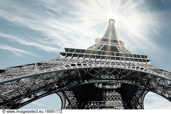 Dramatisches Bild des Eiffelturms  Symbol von Paris  Frankreich