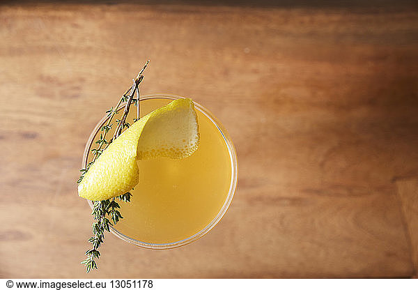 Draufsicht auf Cocktail auf Holztisch