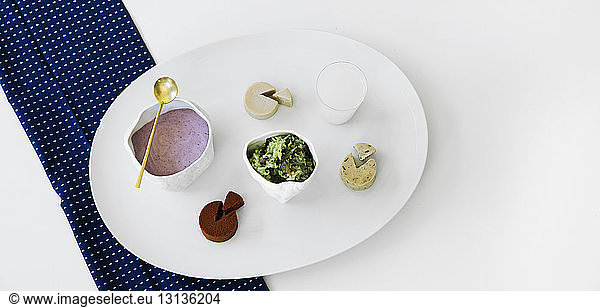 Draufsicht auf die auf weißem Tisch servierte Mahlzeit
