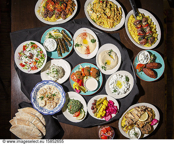 Draufsicht auf ein auf einem Tisch ausgebreitetes mediterranes Festmahl