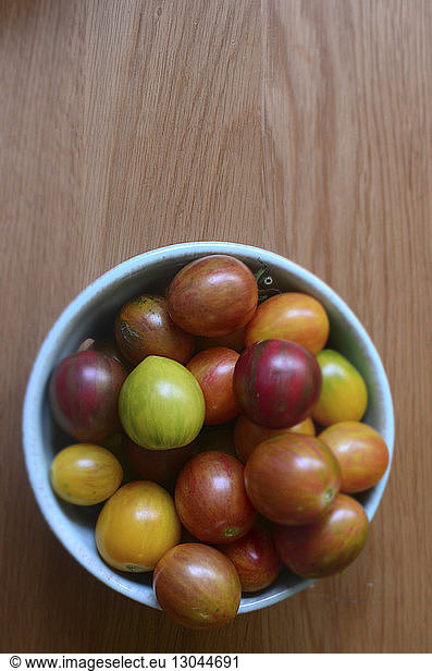 Draufsicht auf Erbstück-Tomaten in einer Schale auf dem Tisch