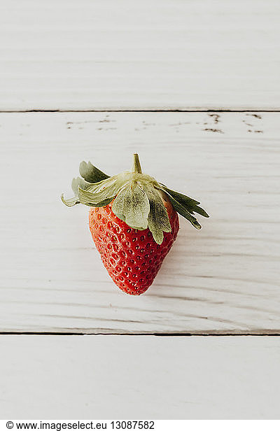 Draufsicht auf Erdbeere auf Holztisch