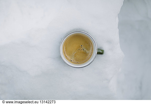 Draufsicht auf Kaffeetasse im Schnee