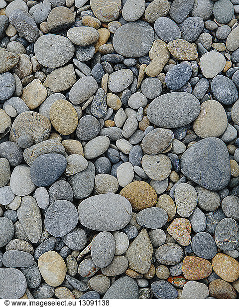 Draufsicht auf Kieselsteine am Strand
