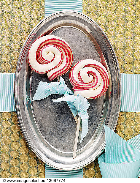 Draufsicht auf Lollipops im Tray auf Geschenkkarton